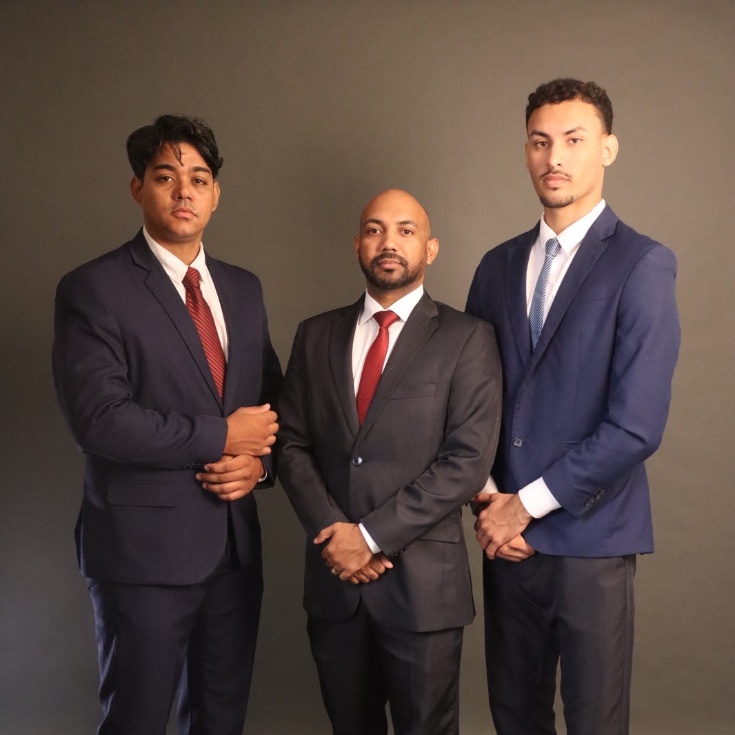 Equipe de funcionários do Monteiro Ramalho Advogados Associados